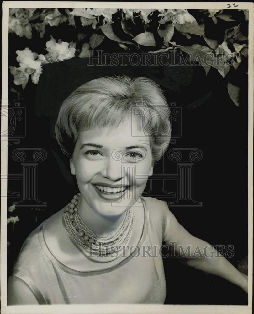 1960 Press Photo Florence Henderson visits exhibit at Flower Show in New York- Historic Images