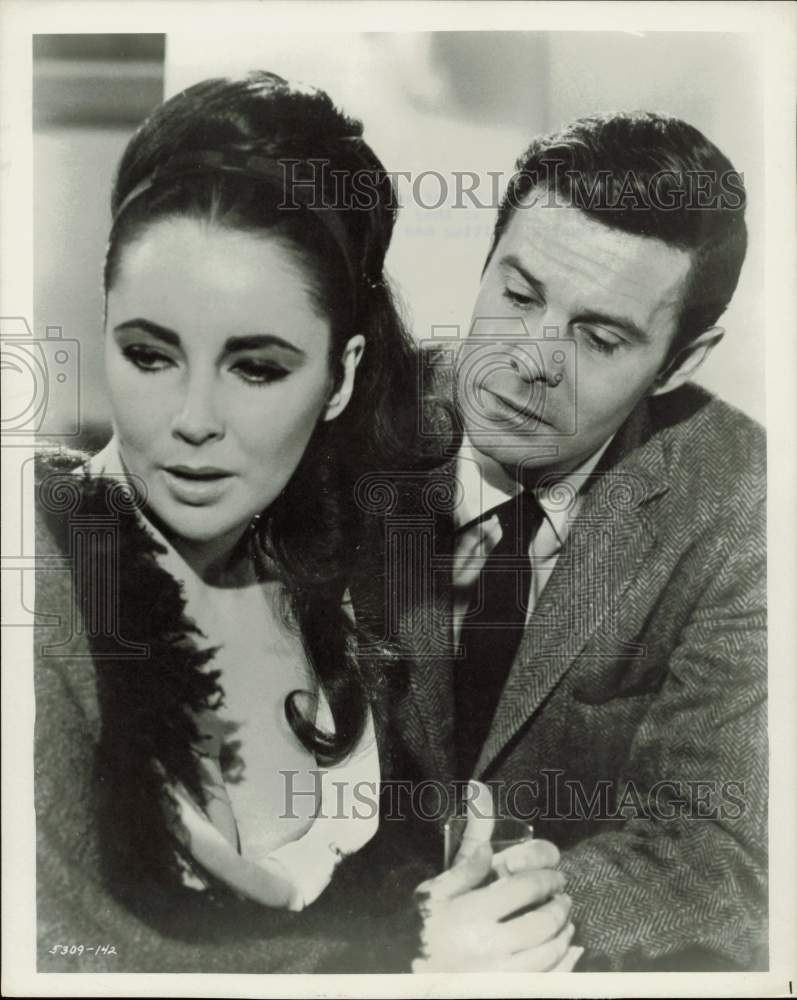 Press Photo Elizabeth Taylor and Louis Jourdan star in film &quot;The V.I.P.s&quot;- Historic Images