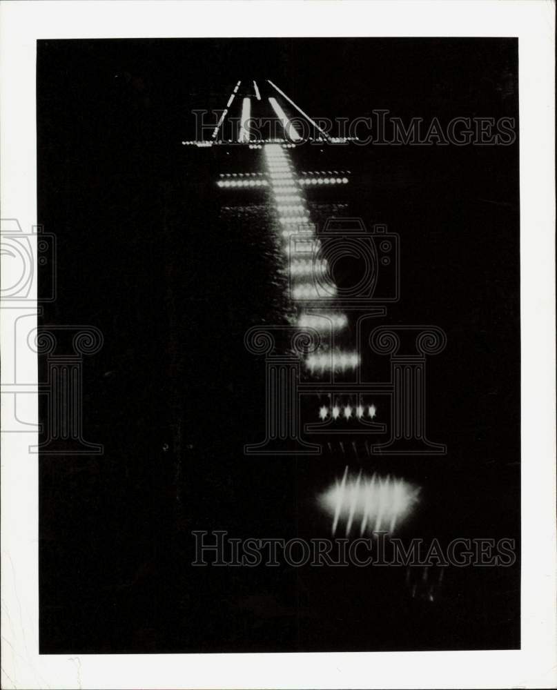 1960 Press Photo Night view of runway 4R-22L at New York International Airport- Historic Images