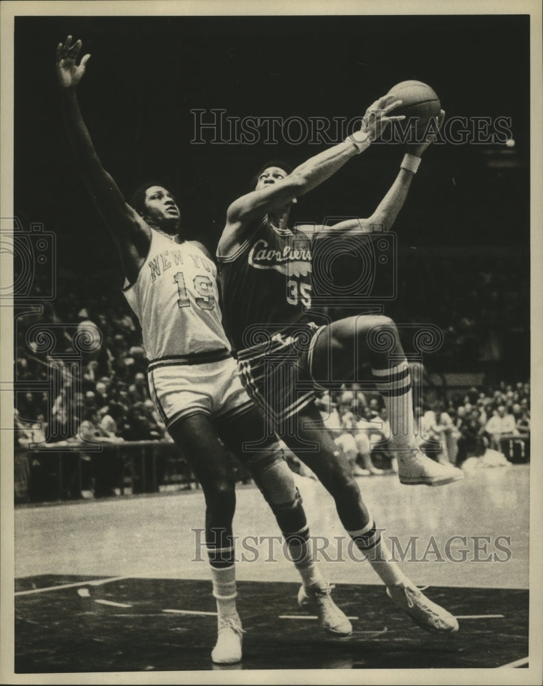 Rich Roberson, Willis Reed, Cleveland Cavaliers @ New York Knicks - Historic Images