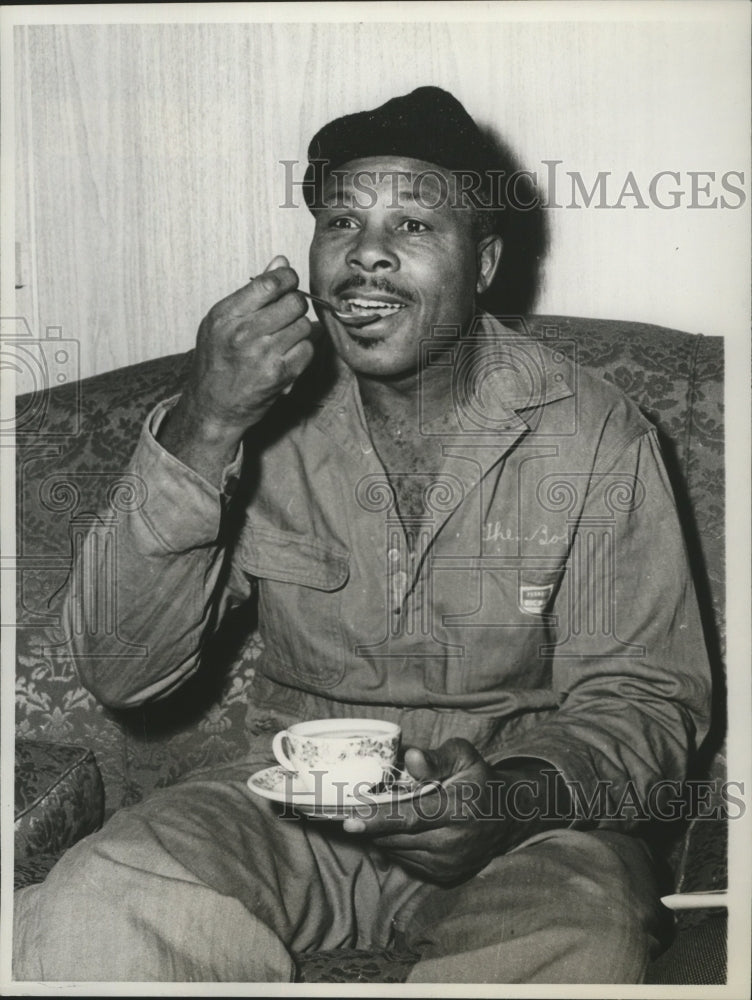 1961 Press Photo Boxer Archie Moore at Kutcher&#39;s Country Club, New York - Historic Images