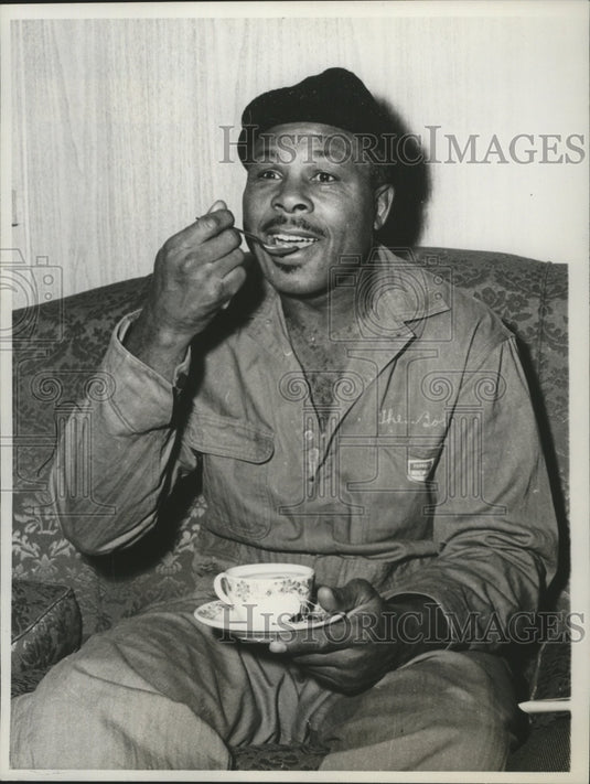 1961 Press Photo Boxer Archie Moore at Kutcher's Country Club, New York - Historic Images