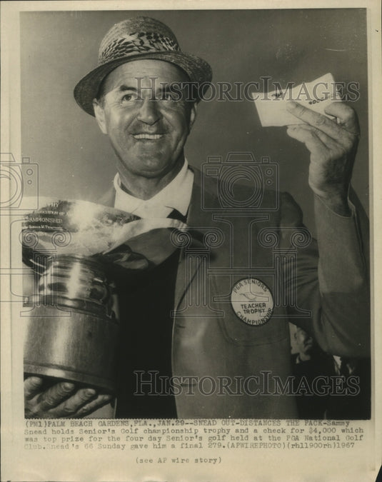 1967 Press Photo Golfer Sam Snead w Senator's Chamionship Trophy & Check - Historic Images