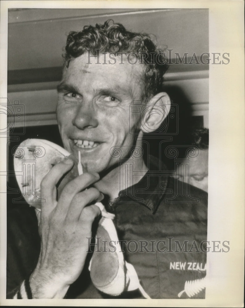 1962 Press Photo Peter Snell New Zealand milerr at relays in Los Angeles - Historic Images