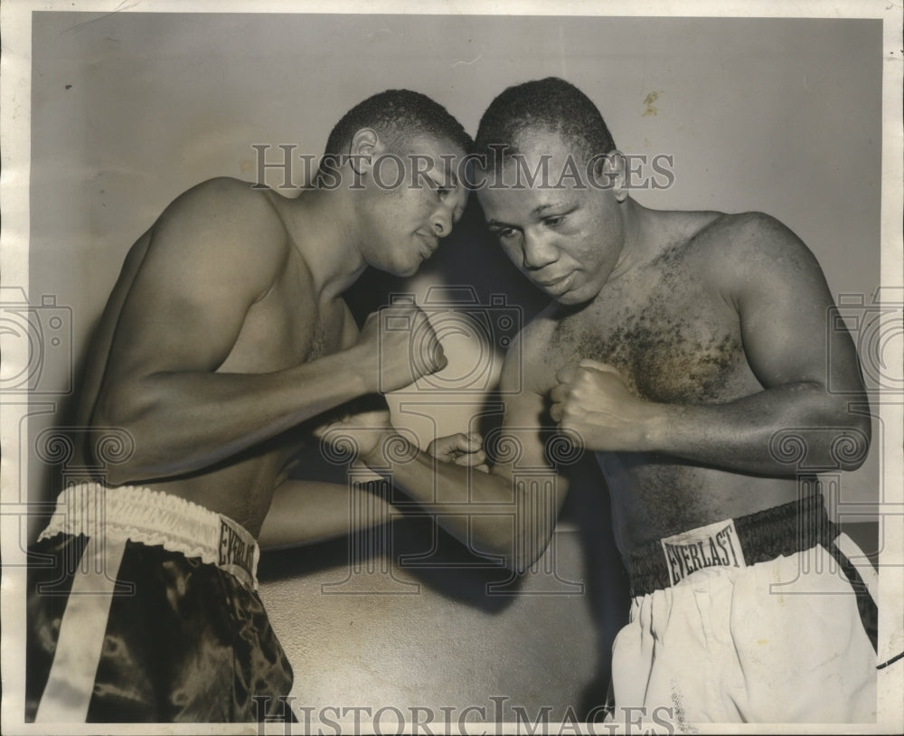 1957 Press Photo Willie Vaughn vs Ralph Tiger Jones for a bout - Historic Images