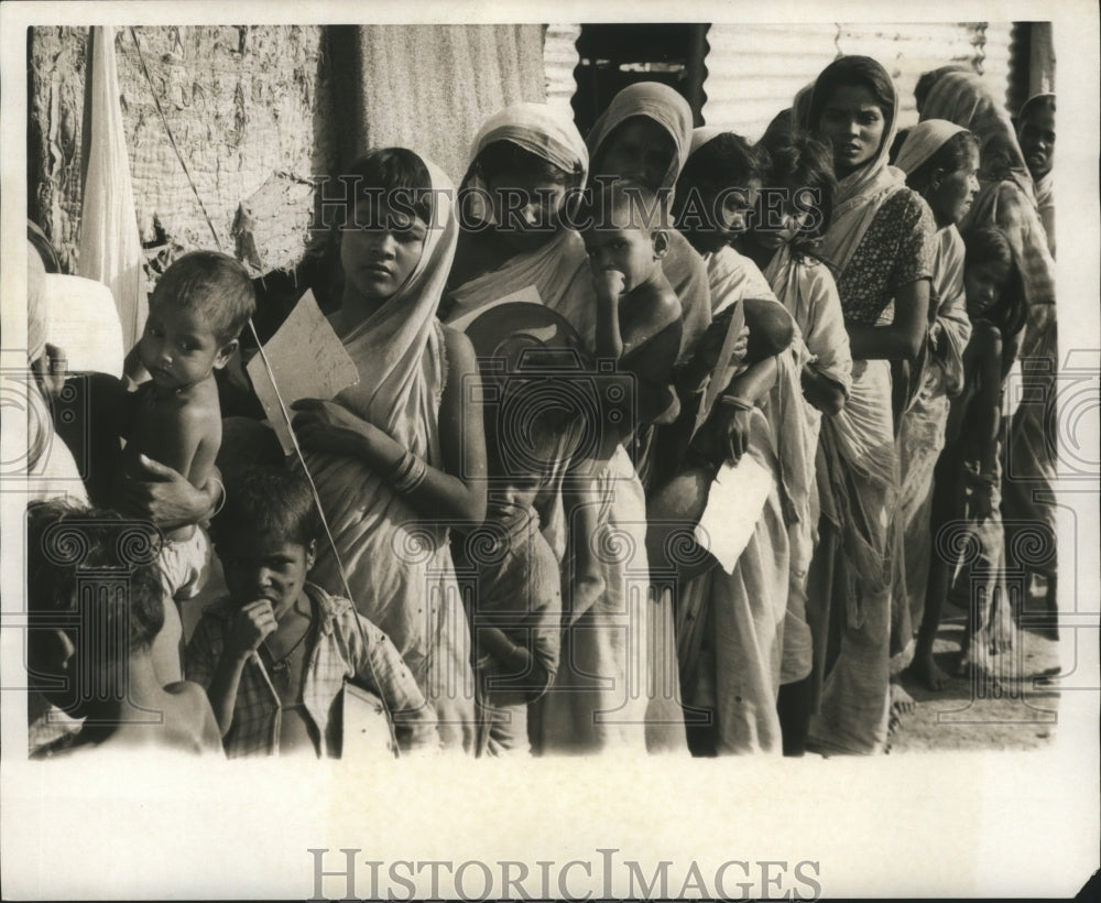 Press Photo Homeless pesant women at refugee camp run by India - lfx01045- Historic Images