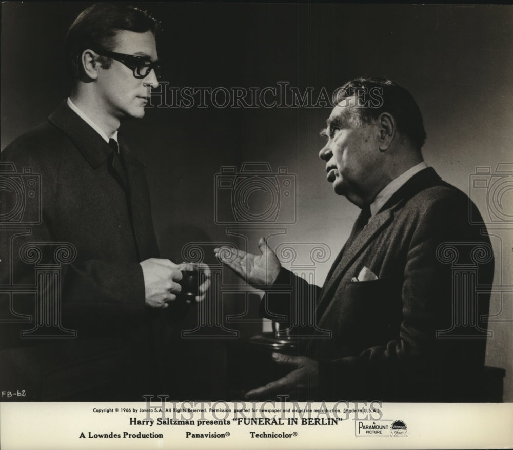 Mike Homol 1966 Press Photo Funeral In Berlin starring Michael Caine, Oscar Homol ...