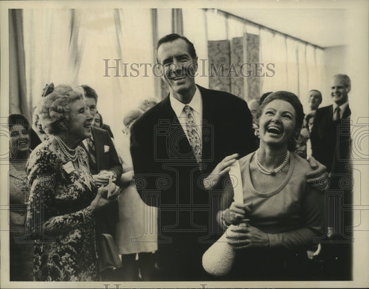 1946 Opera star Jerome Hines, & wife & Mrs William F Gbbs - Historic Images