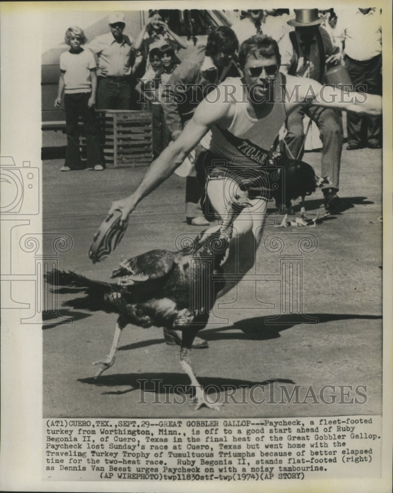 1974 Ruby Paycheck &amp; a turkey in race at Cuero Texas  - Historic Images