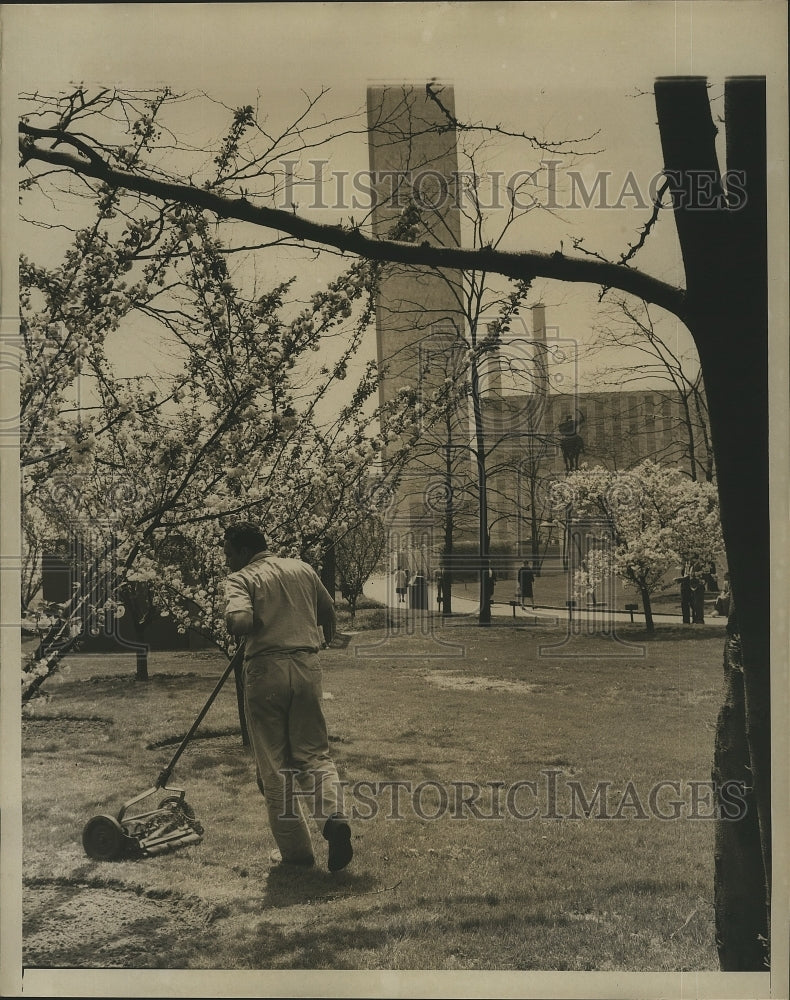 1962 Press Photo UN grounds keeper mowing the grass at NY UN building - Historic Images