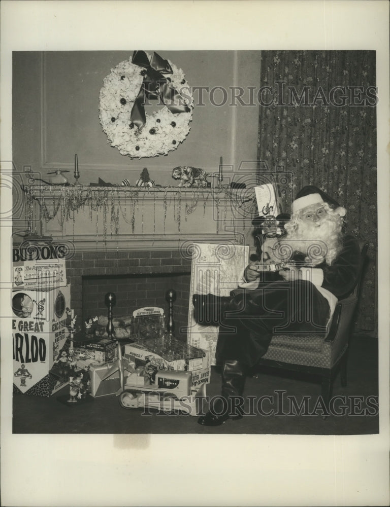 Santa Claus for a Madison Square Garden benefit circus show - Historic Images