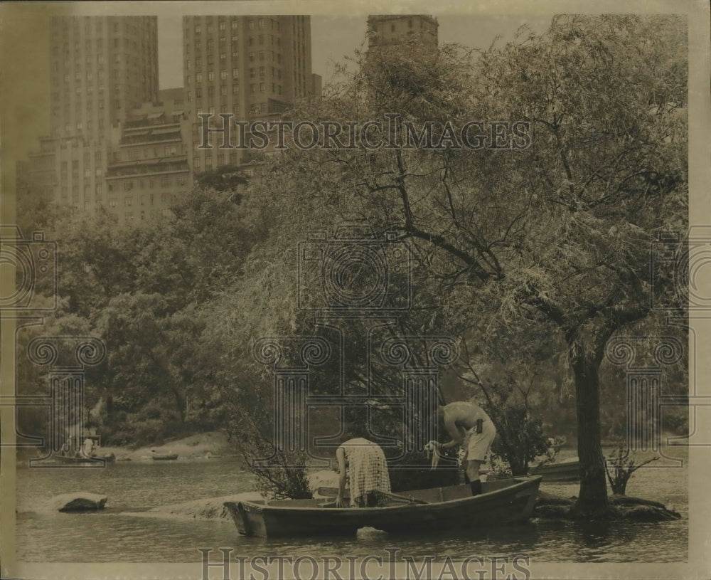 1962 Press Photo Couple in rowboat in NYC Central Park lake - Historic Images