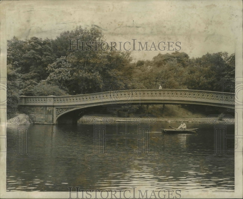 1958 Press Photo A man in a rowboat on lake in NYC Central Park - Historic Images