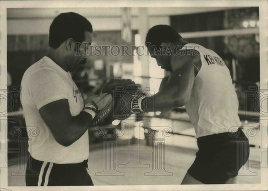 1976 Trainer Slayton & boxer Ken Norton at training camp workout - Historic Images