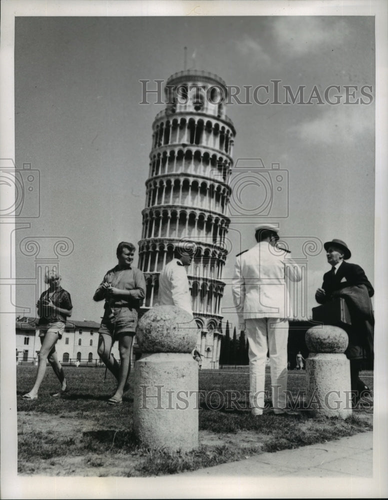 1961 Press Photo Guards at Leaning Tower of Pisa, Italy - Historic Images