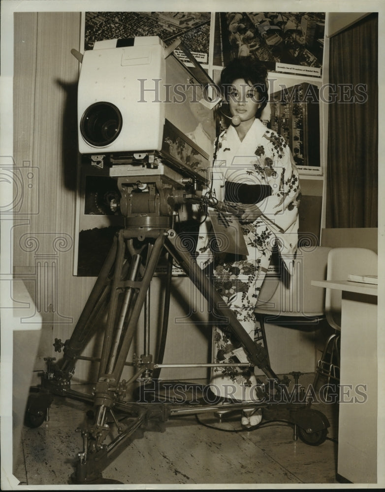 1962 Press Photo Mrs Hiroko Henderson demos new transistorizes TV camera - Historic Images