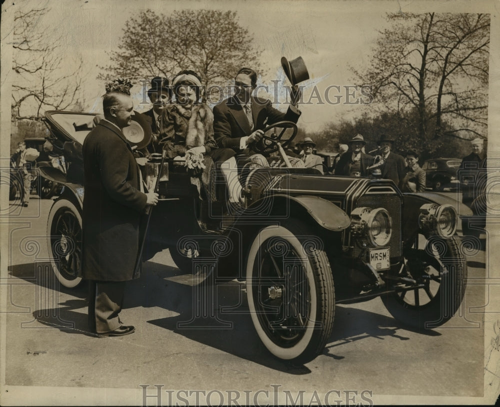 1946 Press Photo Alec Ullman Greeting Jimmy Melton &amp; Wife in 1910 Victoria Car - Historic Images