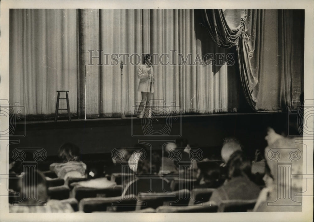 1977 Press Photo Henry Winkler &quot;Fonz&quot; at Radio City Music Hall, New York- Historic Images