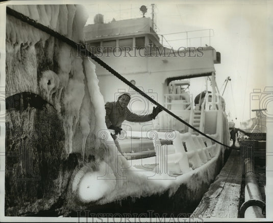 1962 Press Photo Lin S. Tai Aboard Ice-Covered Tanker Ship "Estrellita" Brooklyn - Historic Images