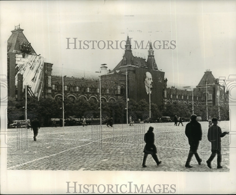 1964 Press Photo GUM Department Store w Josez Lenin Portrait, Moscow, Russia - Historic Images