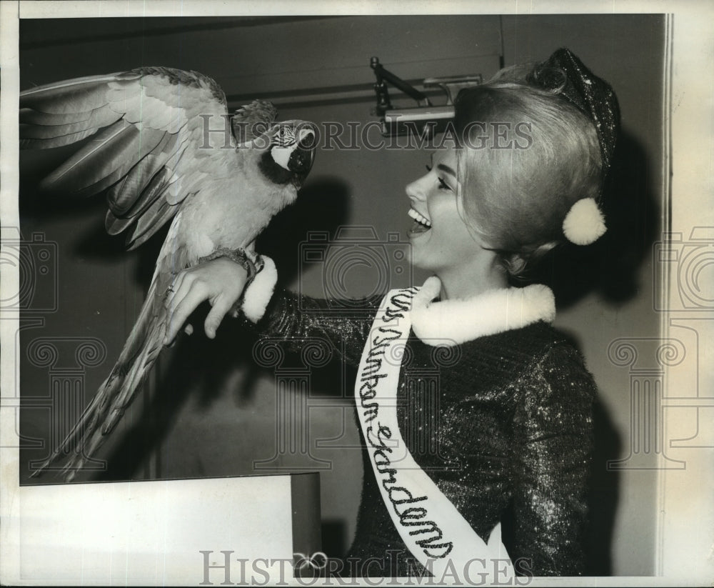 1966 Press Photo Karol Kelly, &quot;Miss Sunken Gardens&quot; w Pet Macaw &quot;Johnny&quot; - Historic Images