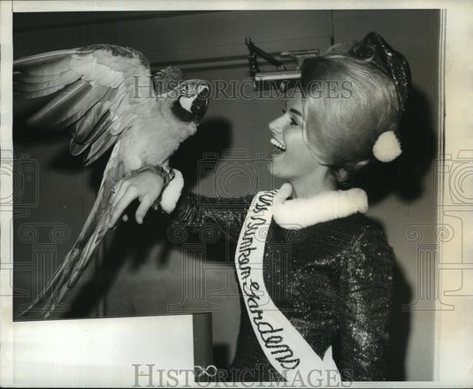 1966 Press Photo Karol Kelly, "Miss Sunken Gardens" w Pet Macaw "Johnny" - Historic Images