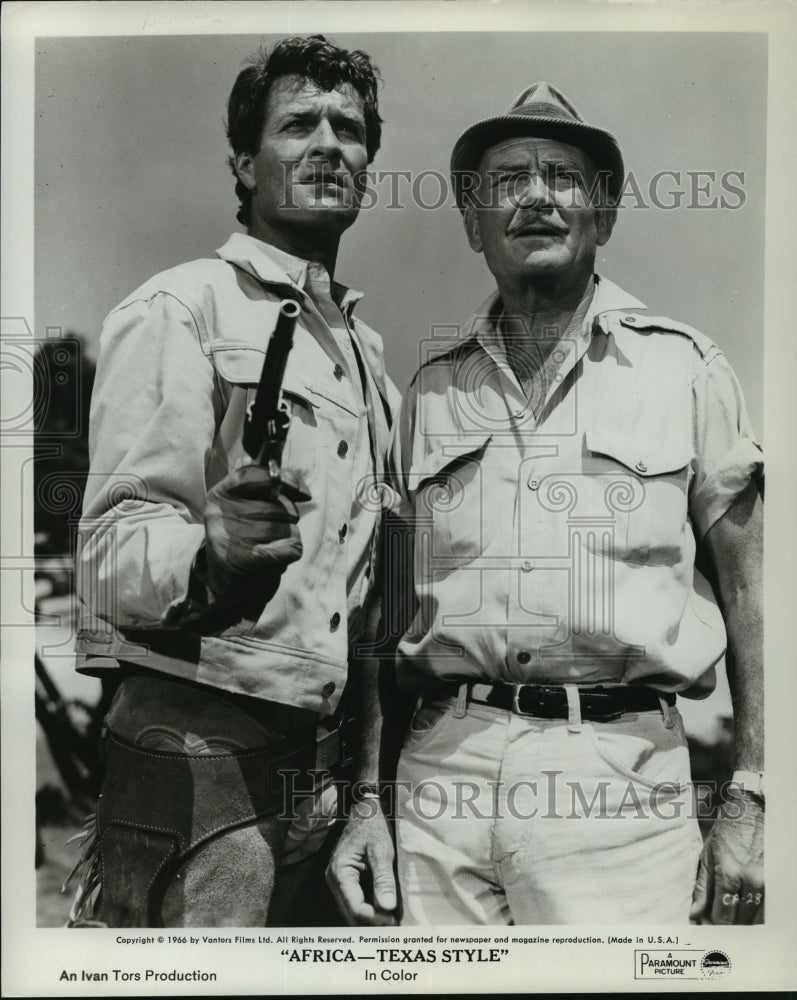 1966 Press Photo Actor Hugh O&#39;Brian, John Mills in &quot;Africa---Texas Style&quot; Movie - Historic Images