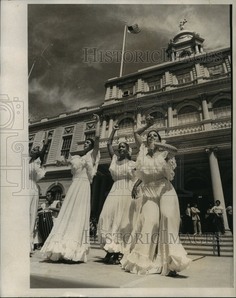 1974 Press Photo Ballet Hispanico of NY perform at City Hall in NYC - lfx02459 - Historic Images