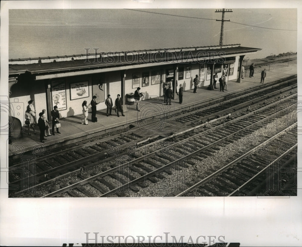 1971 Passengers at Riverdale platform as Penn Central RR strike ends - Historic Images