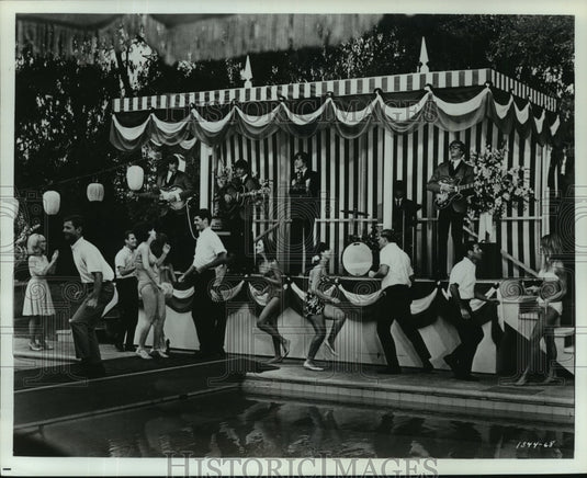 1966 Press Photo Herman's Hermits in dance scene of film Hold On from MGM - Historic Images