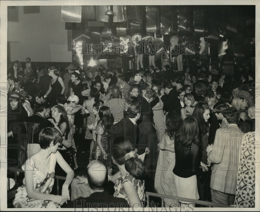 1967 Press Photo Cheetah anniversary party on Broadway &amp; 53rd in NYC - Historic Images