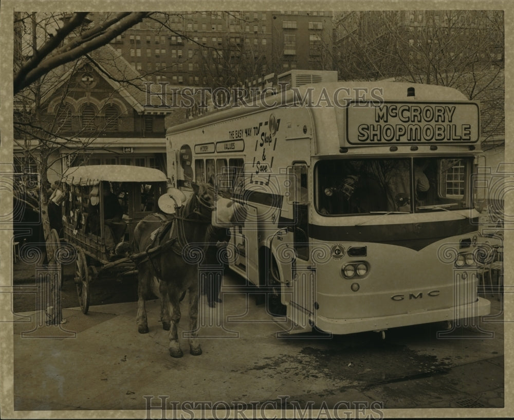 1962 Press Photo McCrory Shopmobile &amp; Peddler&#39;s Wagon at Tavern on Green, NYC - Historic Images