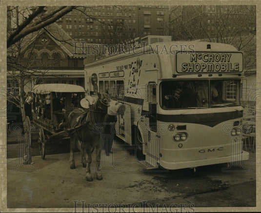 1962 Press Photo McCrory Shopmobile & Peddler's Wagon at Tavern on Green, NYC - Historic Images