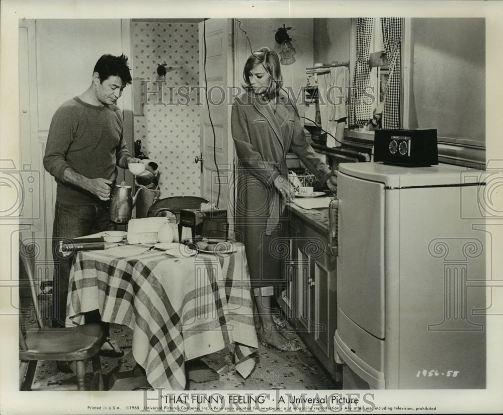 1965 Press Photo Actress Nina Talbot, Larry Storch in &quot;That Funny Feeling&quot; - Historic Images