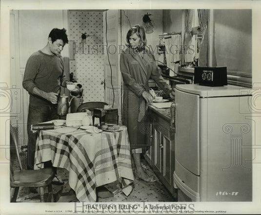 1965 Press Photo Actress Nina Talbot, Larry Storch in "That Funny Feeling" - Historic Images