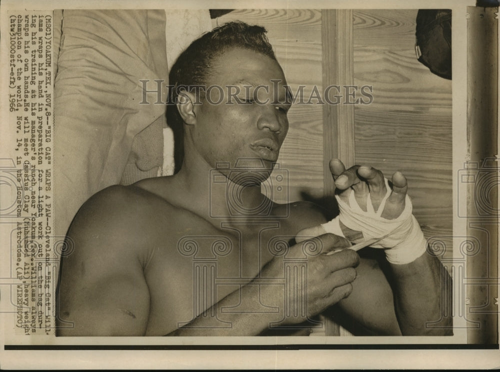 1966 Press Photo Boxer Cleveland &quot;Big Cat&quot; Williams Training in Yoakum, Texas - Historic Images