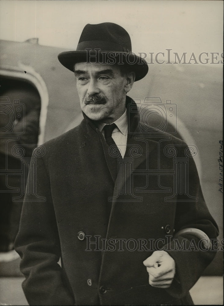 1943 Press Photo Mr RG Casey new Governor of Bengal arrives in England - Historic Images