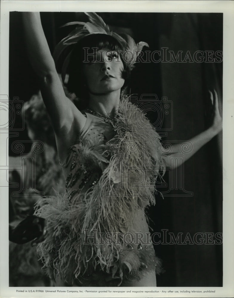 1966 Press Photo Shirley McLaine stars in Gambit from Universal Studios - Historic Images