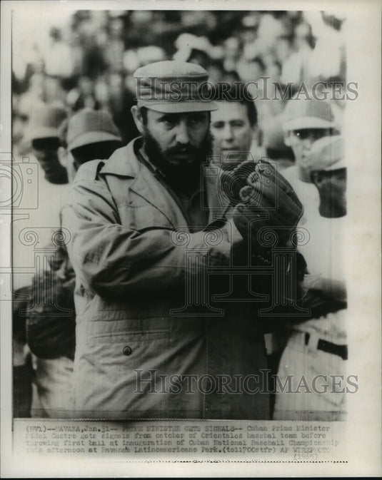 1965 Press Photo Cuban Prime Minister Fidel Castro throws out baseball pitch - Historic Images