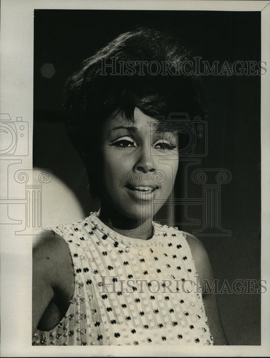 1967 Press Photo Diahann Caroll guests on The Smothers Brothers Comedy Hour - Historic Images