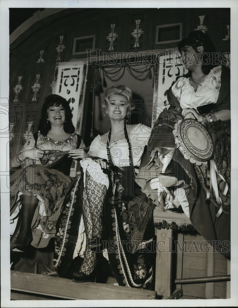 1966 Press Photo Zsa Zsa Gabor guset stars on F Troop  on ABC - Historic Images