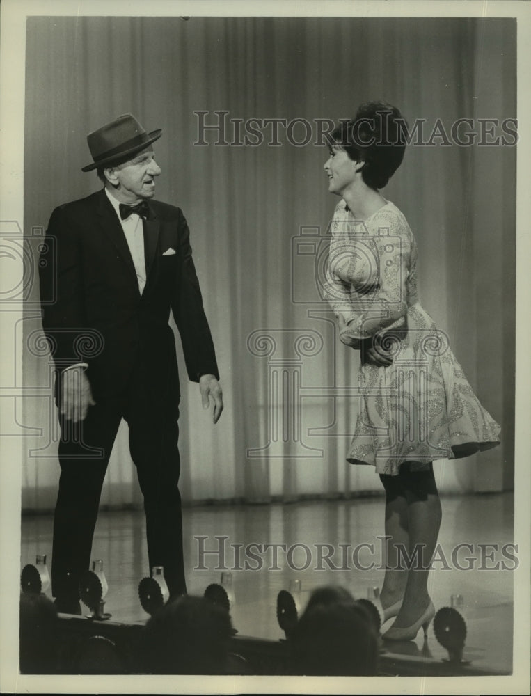 1966 Press Photo Jimmy Durante, Elaine Dunn on &quot;The Hollywood palace&quot; - Historic Images