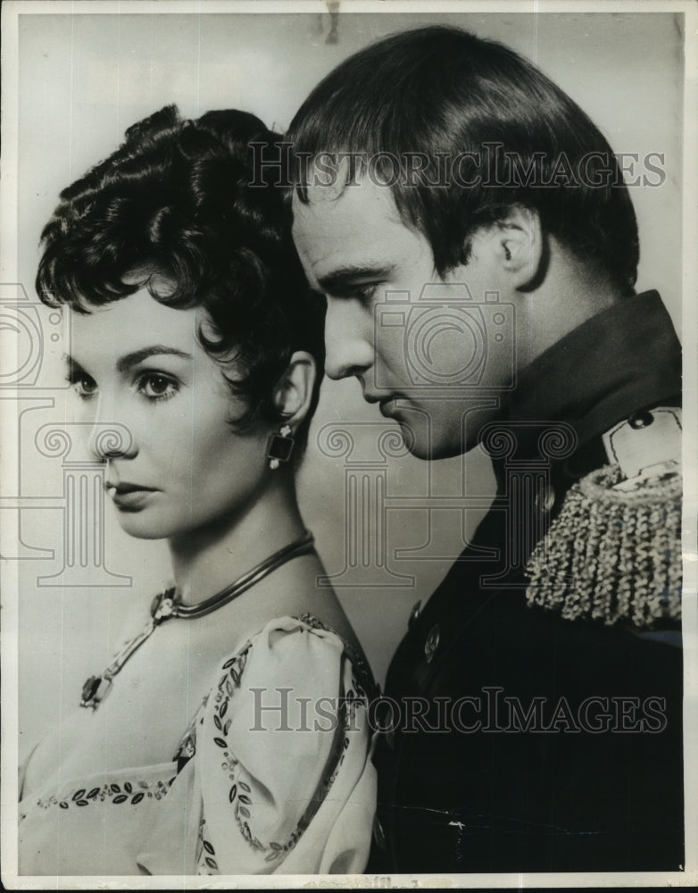 1963 Press Photo Actor Marlon Brando, Jean Simmons in &quot;Desiree&quot; - Historic Images