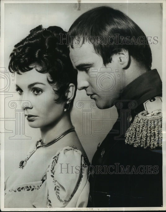 1963 Press Photo Actor Marlon Brando, Jean Simmons in "Desiree" - Historic Images