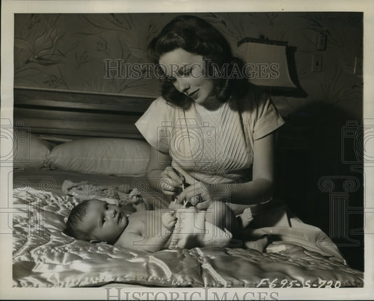 1947 Press Photo Actress Jeanne Crain & Baby Son Paul Brinkman Jr. - Historic Images