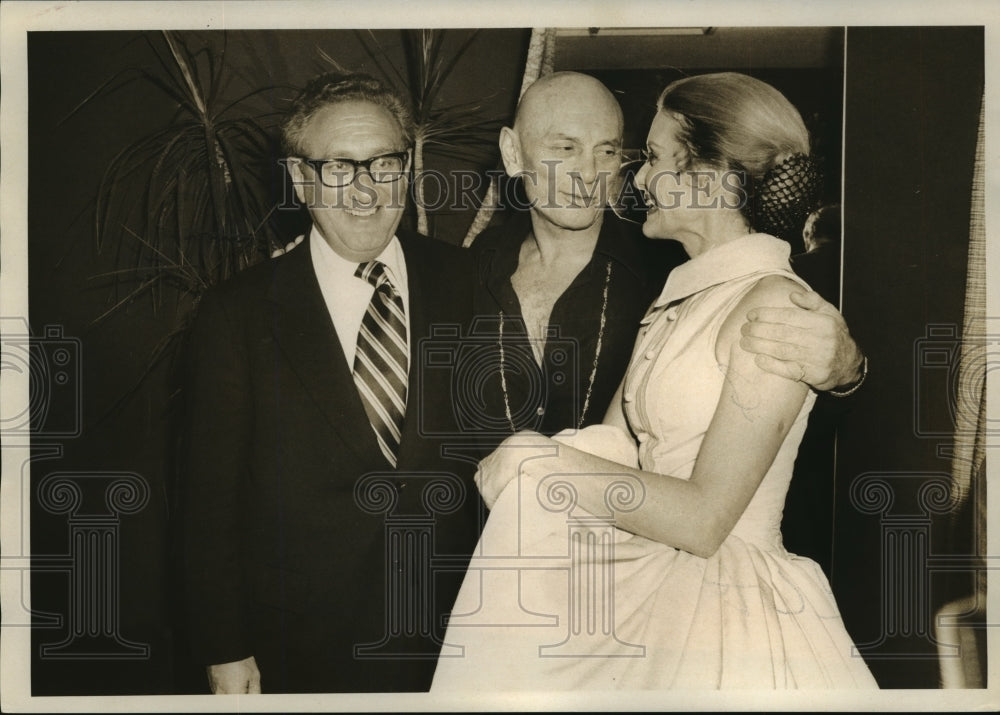 1977 Henry Kissinger, Constance Towers, Yul Brynner at Uris Theater - Historic Images