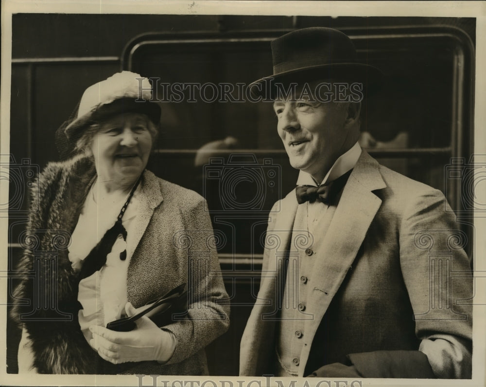 1938 Press Photo Lord  Lady Runciman at Victoria Station, London - Historic Images