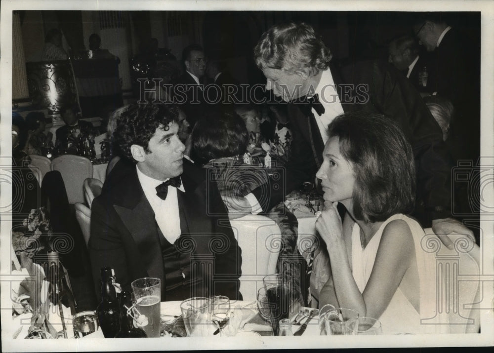 1977 Press Photo Elliot Gould, Hardy Kruger, Lee Radziwill at Movie Premiere - Historic Images