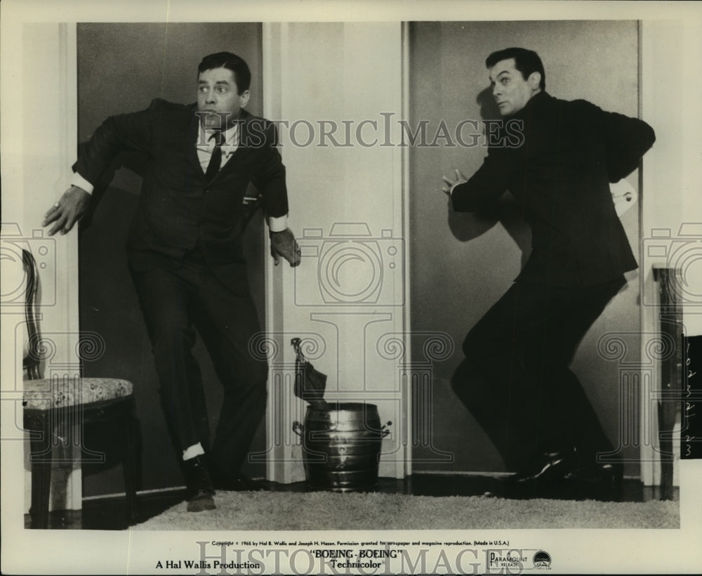 1965 Press Photo Jerry Lewis, Tony Curtis in &quot;Boeing-Boeing&quot; Movie Scene - Historic Images