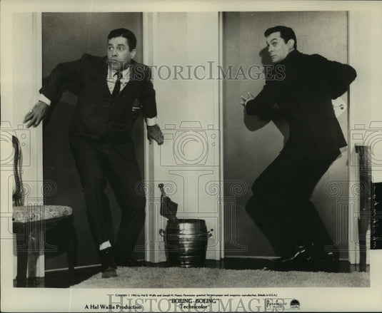 1965 Press Photo Jerry Lewis, Tony Curtis in "Boeing-Boeing" Movie Scene - Historic Images